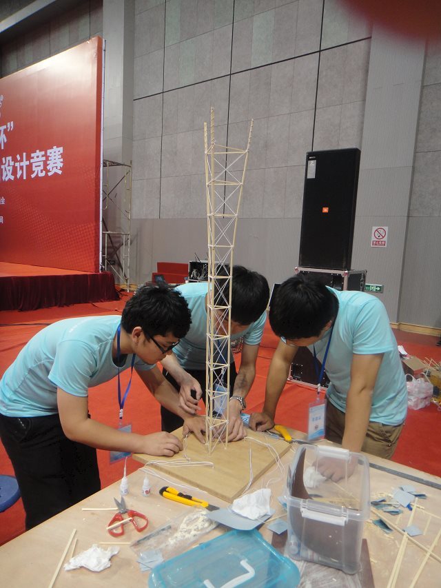 学生参加浙江省大学生结构设计竞赛